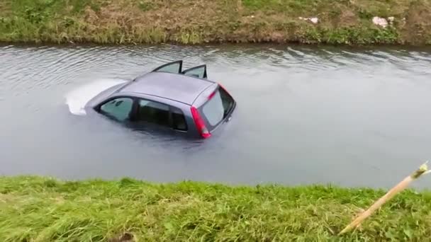 Autounfall Mit Fahrzeug Fluss — Stockvideo