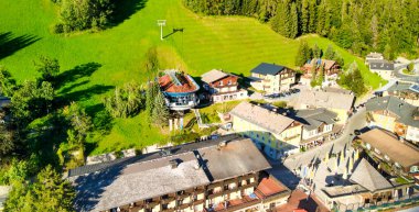 Heiligenblut 'un hava manzarası, Avusturya' da küçük bir Alpin kasabası.