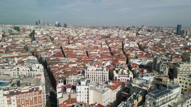 Madrid, İspanya - 29 Ekim 2022: Güneşli bir sonbahar gününde şehir simgeleri ve binaların hava manzarası.