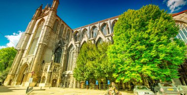 GHENT, BELGIUM - 30 Nisan 2015: Gent, Belçika 'daki tarihi şehir merkezi manzarası. Bahar mevsiminde Gent 'in mimarisi ve simgesi