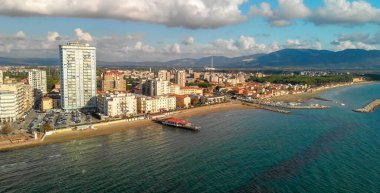 Follonica, İtalya'nın panoramik havadan görünümü. Sahil şeridine Toskana kasaba ve okyanus.