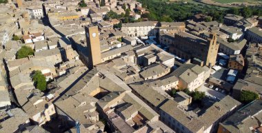 Orvieto, orta İtalya 'nın ortaçağ kasabası. İnsansız hava aracından inanılmaz hava görüntüsü