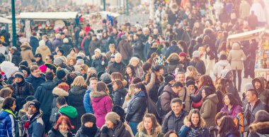 VENICE, İtalya - 8 Şubat 2015: Mardi Gras karnaval geçit töreninde Venedik sokaklarında kalabalık