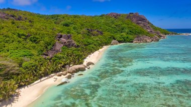 La Digue, Seyşeller Adaları 'ndaki Anse Kaynak Argent Sahili' nin hava görüntüsü - Afrika.