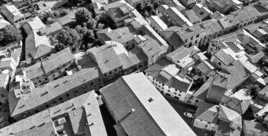 Orvieto, orta İtalya 'nın ortaçağ kasabası. İnsansız hava aracından inanılmaz hava görüntüsü