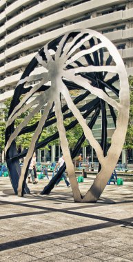 Yokohama - Ağustos 20: Turist zevk modern şehir sokakları, 20 Ağustos 2013 yılında Yokohama, Japonya. Dünya çapında 30 milyondan fazla ziyaretçi şehir alır.