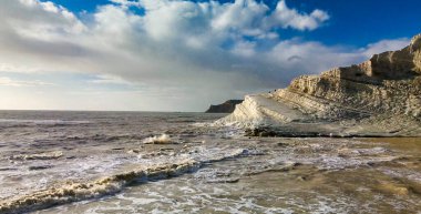 Türklerin Merdivenleri 'nin havadan görünüşü. Scala dei Turchi, İtalya 'nın Sicilya eyaletinin güney kıyısında kayalık bir uçurumdur.