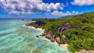 La Digue, Seyşeller Adaları 'ndaki Anse Kaynak Argent Sahili' nin hava görüntüsü - Afrika.
