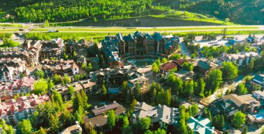Colorado 'daki Vail kasabasının havadan görünüşü, yaz mevsimi.