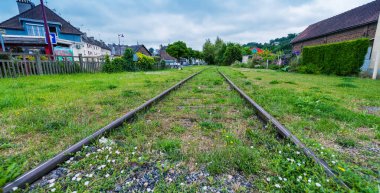 Eski bir köy arasında demiryolu.