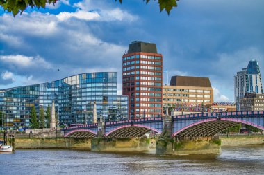 Londra Köprüsü ve Thames Nehri üzerindeki modern binalar.