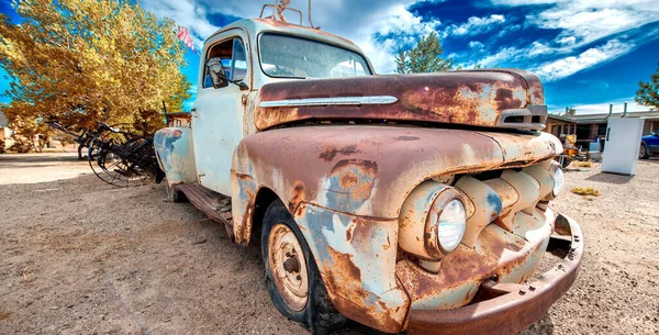 Mavi Gökyüzünün Altında Paslı Eski Arabalar Eski Model Araçlar — Stok fotoğraf