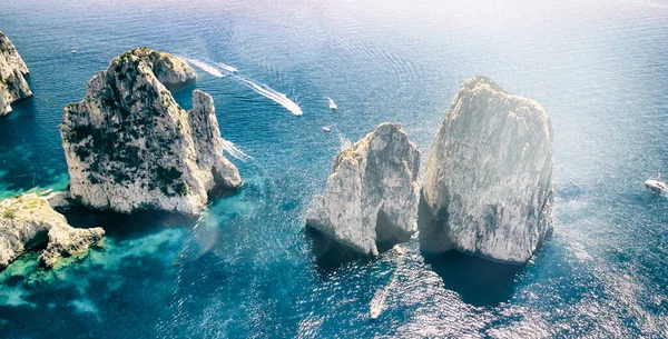 Niesamowity Widok Lotu Ptaka Faraglioni Rocks Nad Morzem Capri Island — Zdjęcie stockowe
