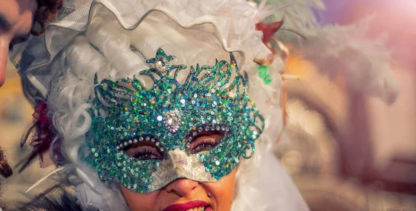 Βενετια Ιταλια Φεβρουαριου 2015 Κοντινό Πορτραίτο Όμορφης Γυναίκας Πολύχρωμη Μάσκα — Φωτογραφία Αρχείου