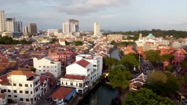 MALACCA, MALAYSIA 29 ARALIK 2019: günbatımında Malacca hava görüntüsü. Melaka şehrinin gökdelenleri üzerinde gökyüzü renkleri.