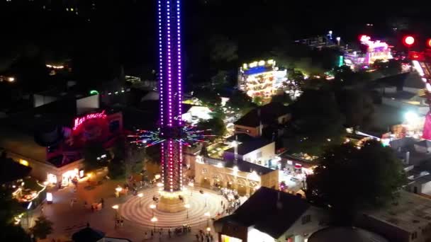 维也纳 澳大利亚 2022年8月20日 普拉特公园夜灯的空中景观 一个夏天的夜晚 来自无人机的娱乐城公园 — 图库视频影像