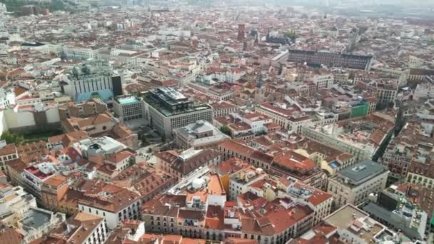 スペインのマドリード 2022年10月29日 晴れた秋の日に都市のランドマークや建物の空中ビュー — ストック動画