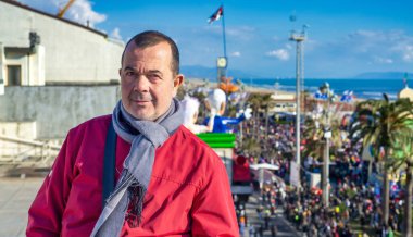 İtalya, Viareggio 'daki Karnaval Geçidi' ne katılan mutlu adam.