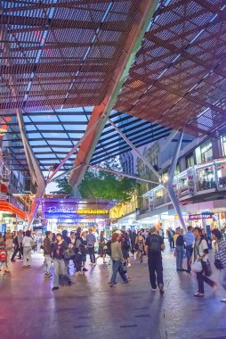 Brisbane, Avustralya - 14 Ağustos 2009: Geceleyin şehir sokakları boyunca turistler ve yerel halk.