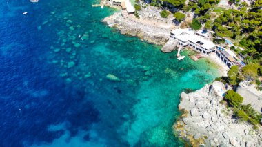 Yaz mevsiminde güzel Akdeniz sahillerinin yukarıdan görünüşü