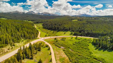 Wyoming 'deki Tensleep Reservoir Gölü' nün havadan görünüşü, yaz mevsimi..
