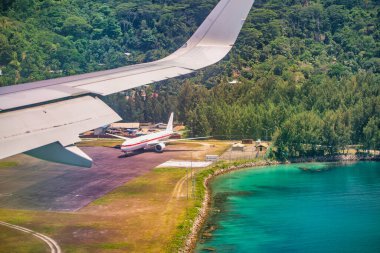 Mahe Adası Havalimanı 'nın havadan görüntüsü, Seyşeller' den..