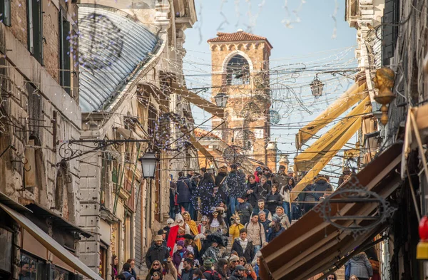 Venice Italy February 2015 Crowd Rialto Bridge Carnival Parade —  Fotos de Stock