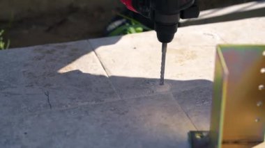 Çarpışma matkabıyla bir fayansı delmek..