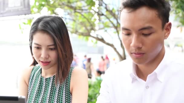 Aziatisch Paar Outdoor Gezeten Aan Een Restaurant Tafel Met Behulp — Stockvideo