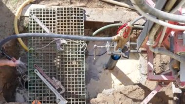 Building a well in the house courtyard.