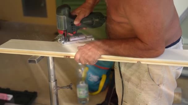 Trabalhador Serrar Uma Viga Madeira Com Uma Serra Elétrica Construção — Vídeo de Stock