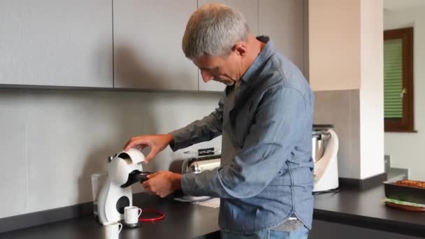 Man Keuken Bereidt Een Mok Hete Gefilterde Koffie Voor Uit — Stockvideo
