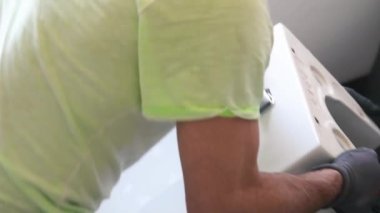 Tesisatçı yeni bir evin tuvaletine tuvalet kuruyor. Yeni bir ev konseptine geçiyoruz..