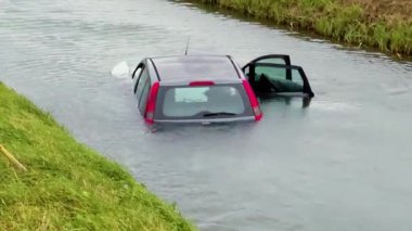 Nehirde batan araba. Otomobil sigortası kavramı.