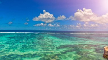 La Digue, Seychelle Adaları 'ndaki Anse Kaynak Argent Sahili' nin yukarıdan görünüşü - Afrika.