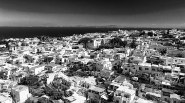 Anacapri 'nin havadan görünüşü. Yaz mevsiminde ada evleri ve ufuk çizgisi, İtalya