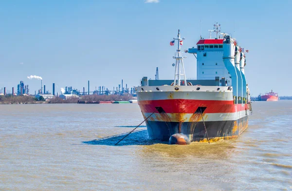Öltankschiff Ankert Vor Industriegebiet — Stockfoto