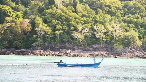 Long Tail Barca Che Attraversa Oceano Una Bellissima Isola — Video Stock