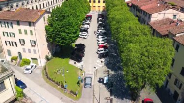 Lucca şehrinin bahar mevsiminde hava manzarası, Toskana - İtalya.