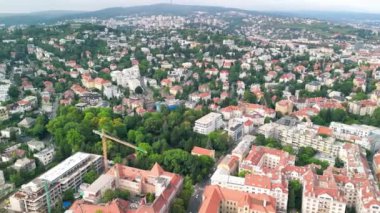 Bratislava 'nın hava manzarası alacakaranlıkta, Slovakya.