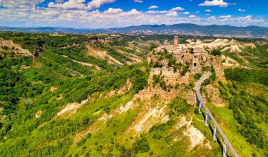 İtalya 'daki Civita di Bagnoregio adlı ortaçağ kasabasına insansız hava aracından yaklaşıyoruz.