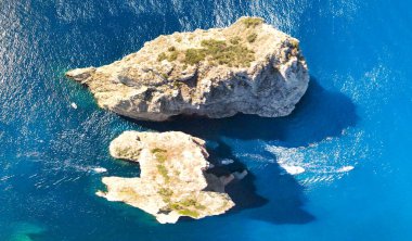 İtalya 'nın Capri Adası' ndaki Faraglioni Kayalıkları 'nın inanılmaz hava manzarası. Drone bakış açısı.