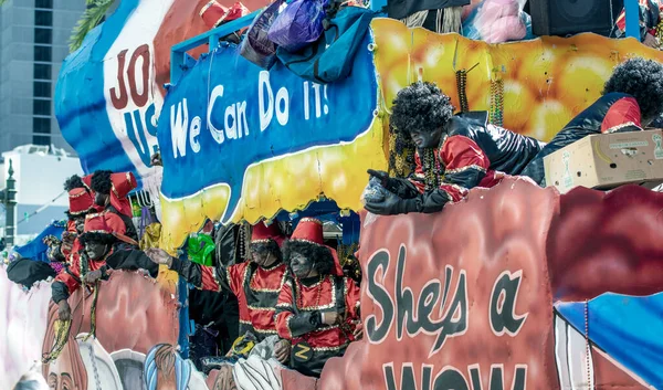 ニューオーリンズ 2月9 2016 街の通りを通ってマルディグラ パレードに沿ってカラフルなフロート Mardi Grasは毎年ニューオーリンズ市が主催する最大のお祝いです — ストック写真