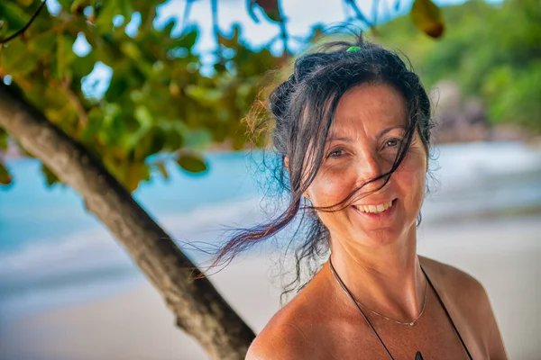 Mujer Feliz Disfrutando Una Hermosa Isla Tropical —  Fotos de Stock