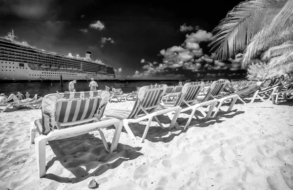 Turks Caicos February 2012 Infrared View Tourists Enjoying Beautiful Beach —  Fotos de Stock