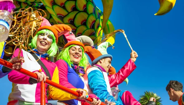 意大利维阿雷吉欧 2013年2月10日 在著名的嘉年华庆典上 身穿五颜六色服装的人在浮游中跳舞 — 图库照片