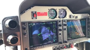 San Francisco, CA - 6 Ağustos 2017: Şehrin üzerindeki bir uçuş sırasında helikopter kokpiti.