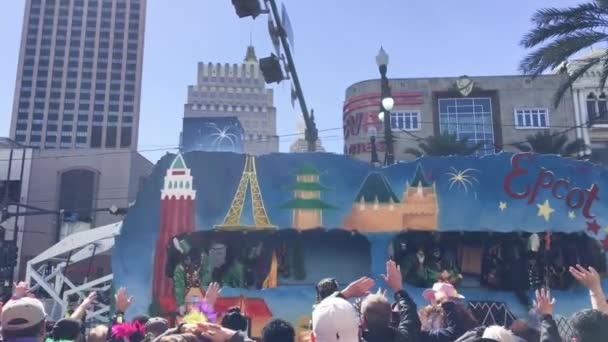 New Orleans February 2016 Mardi Gras Floats Parade Streets New — Stock video