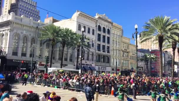 2016年2月9日 Mardi Grasがニューオーリンズの街を練り歩く マルディ グラースはニューオーリンズ市が主催する最大のお祝いです — ストック動画
