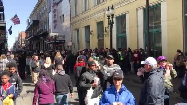 ニューオーリンズ 2016年2月9日 マルディグラ イベントのための街の通りに沿って観光客や地元の人々の群衆 — ストック動画